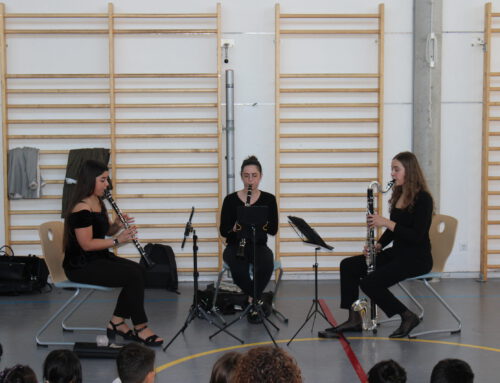 Das Klarimädels-Trio begeistert die Herderschule